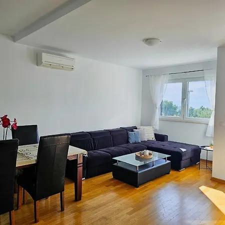 Stela, 2-bedrooms, Sea View And Parking Apartment Makarska
